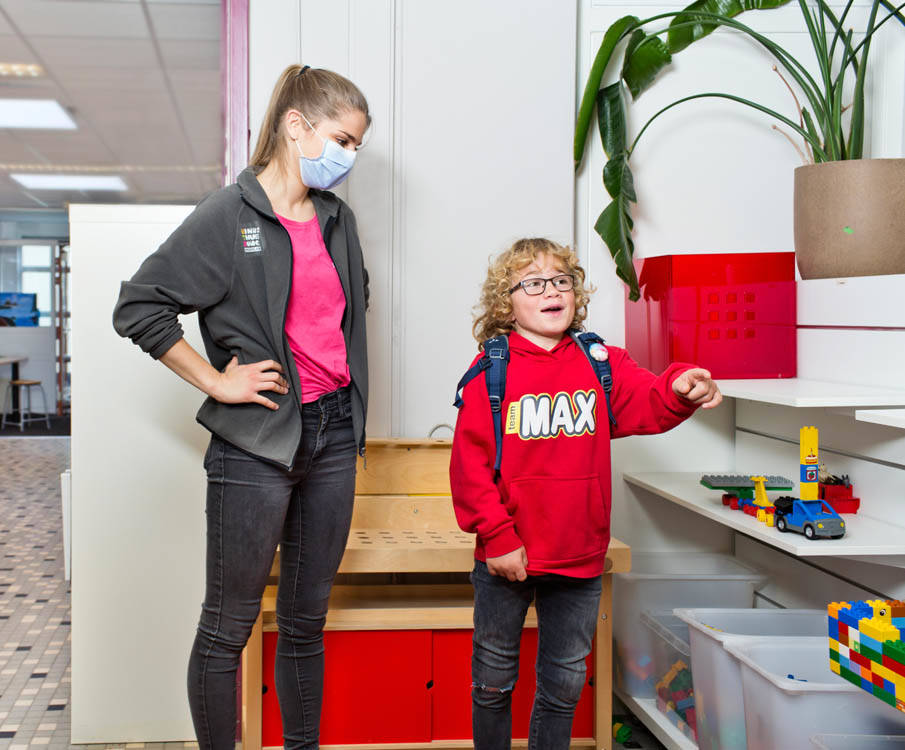 Kinderthuiszorgverpleegkundige Danielle helpt Max bij zijn infuustherapie op school