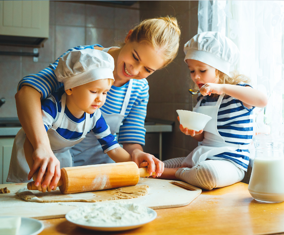 Moeder met diabetes bakken met kinderen