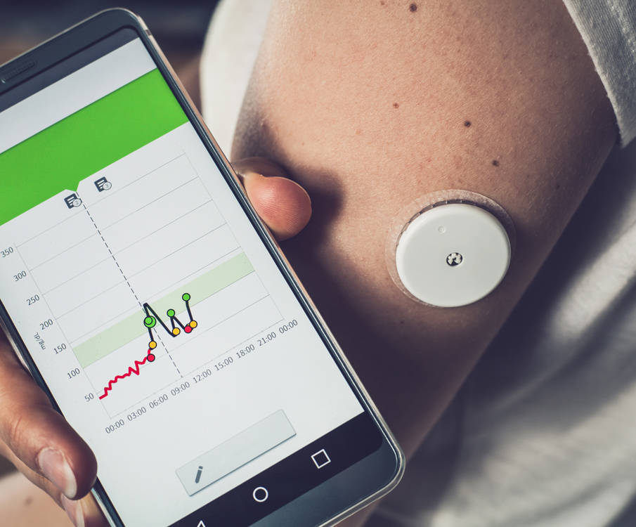 Telefoon toont bloedglucosewaarden na uploaden dat van sensor