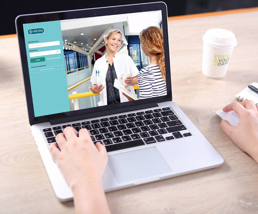 Zorgprofessional schrijft voor achter laptop via het voorschrijfsysteem van Mediq