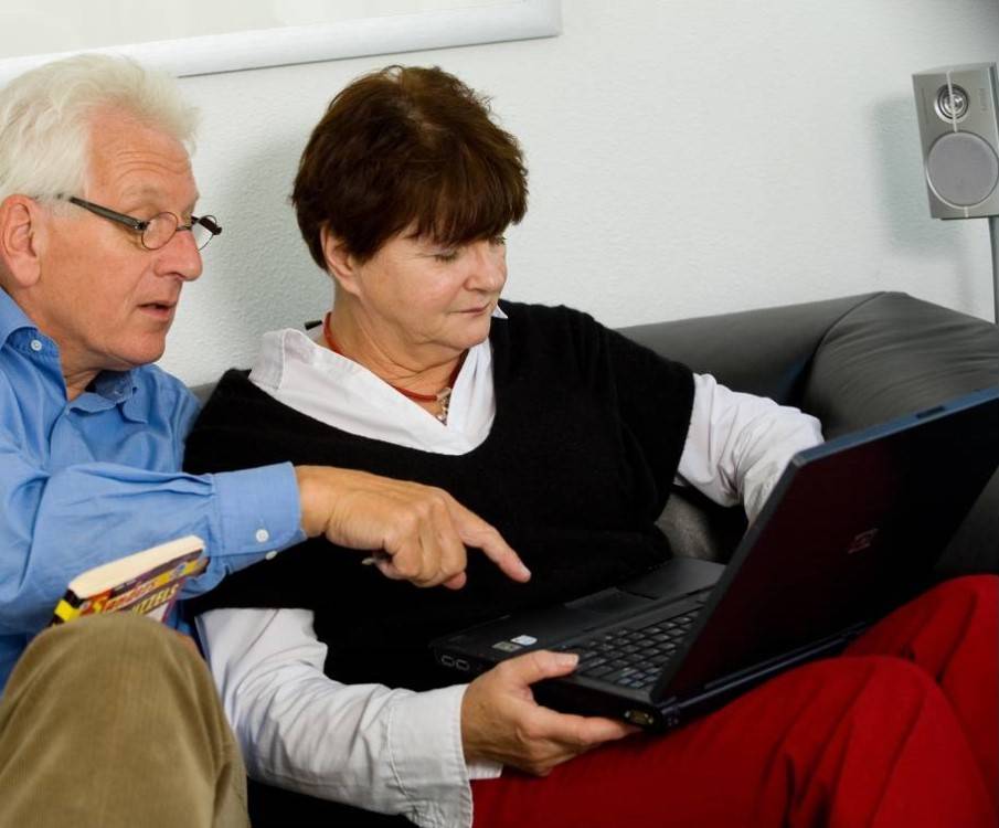 Patient bestelt samen thuis op de laptop