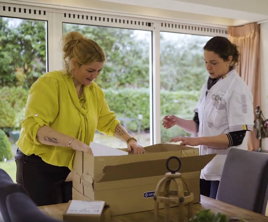 Patiënt wordt thuis bijgestaan door de thuiszorg bij de start van haar infuustherapie