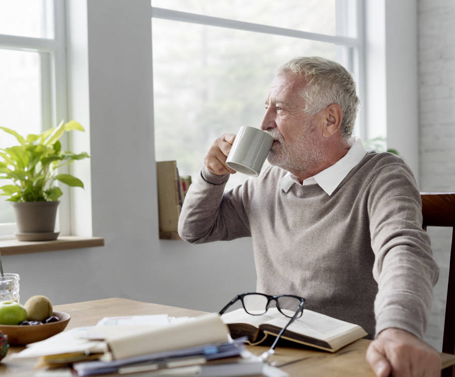 Man drinkt zijn medische drinkvoeding thuis