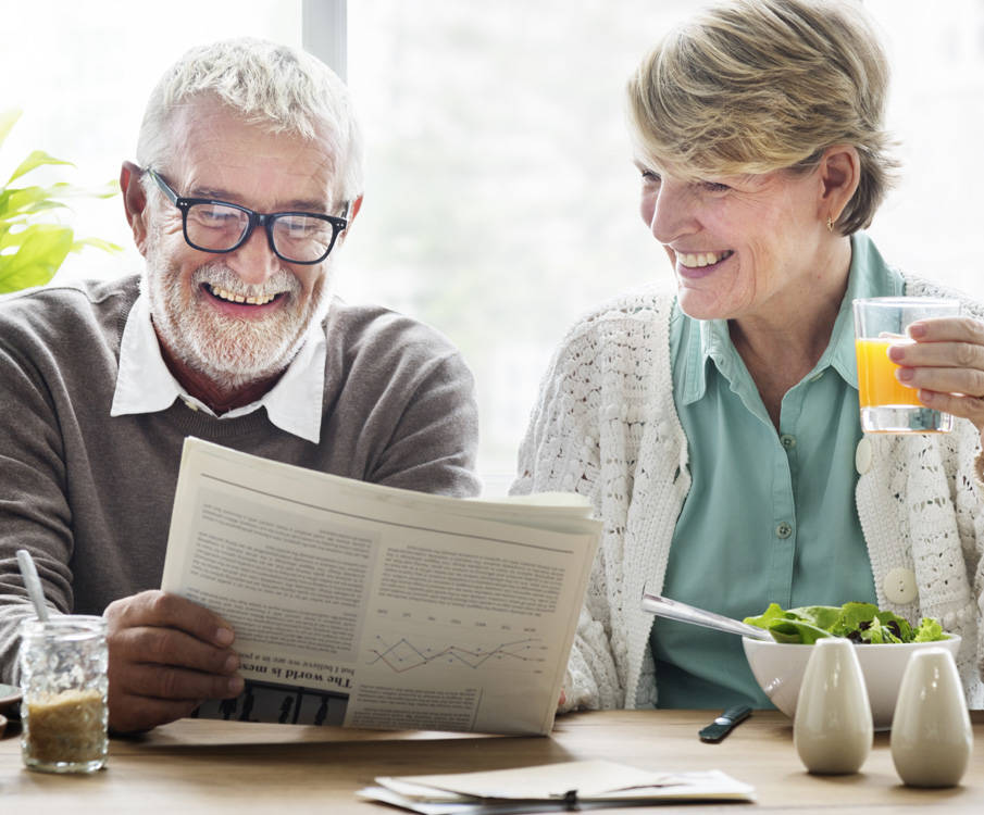 Man en vrouw aan eettafel