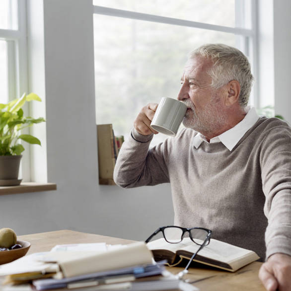 Man drinkt medische voeding thuis