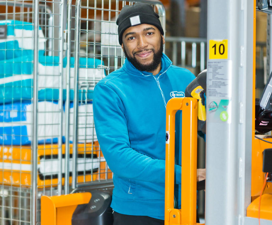 Medewerker Mediq aan het werk op de heftruck in het fulfillment center