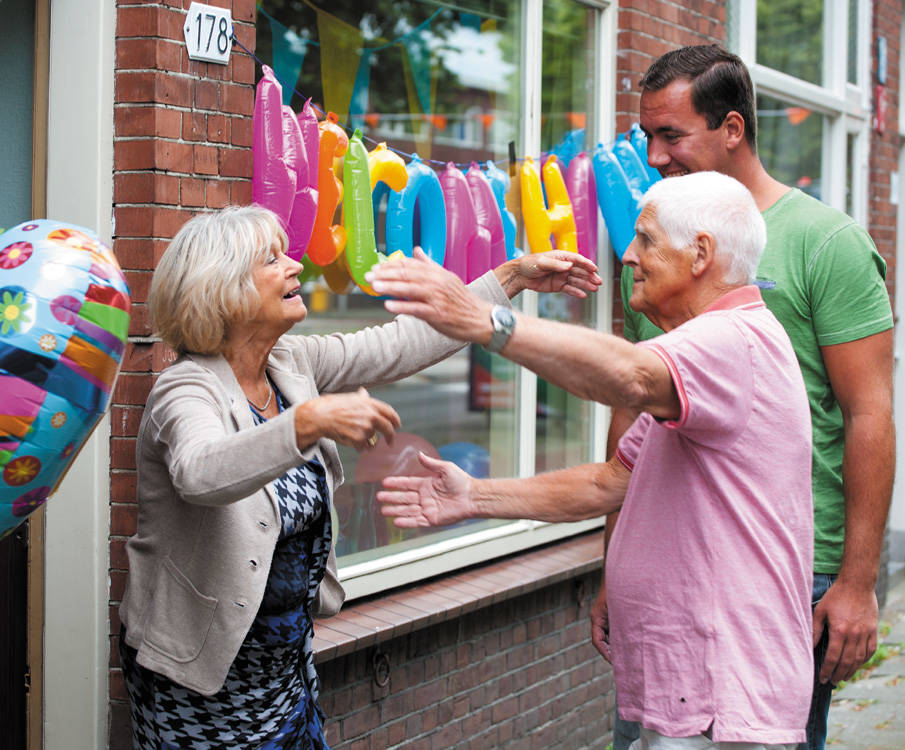 Vrouw heet man thuis welkom voor de deur