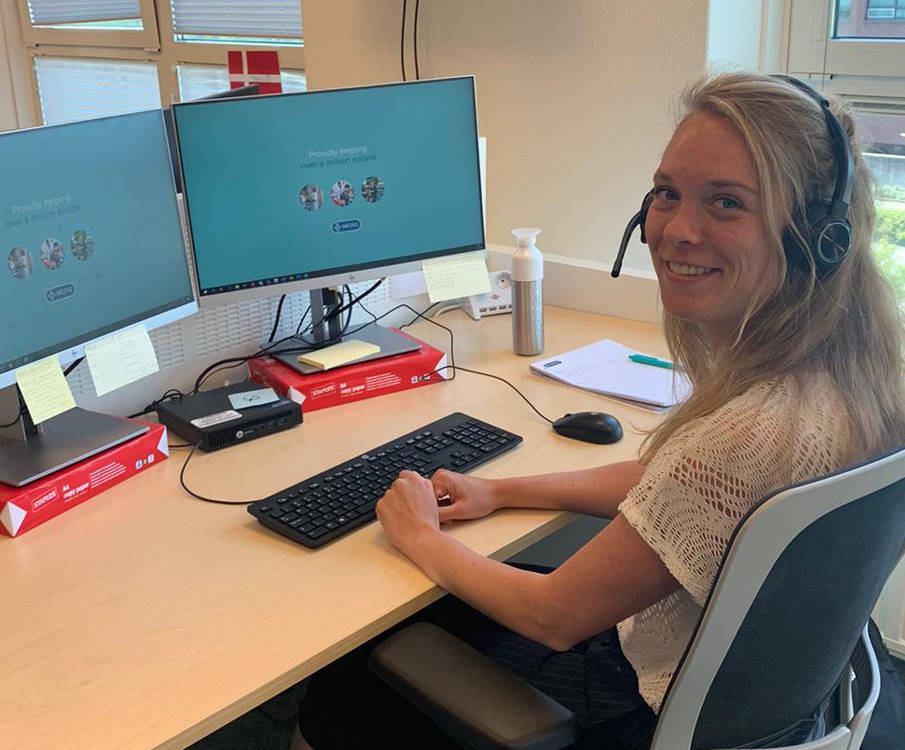 Vrouwelijke klantenservice medewerker aan het werk op het hoofdkantoor van Mediq