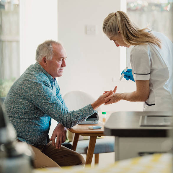 Diabetespatiënt is op controle in het ziekenhuis bij diabetesverpleegkundige