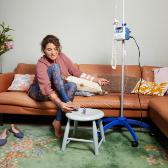 zorg in thuissituatie vrouw met infuus zorg in thuissituatie vrouw met infuus