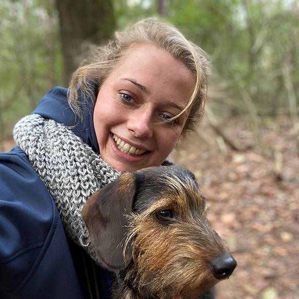 Jonge vrouw met zelfgetrainde diabeteshulphond Vrouw met zelfgetrainde diabeteshulphond
