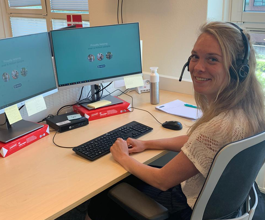 Vrouwelijke klantenservice medewerker aan het werk op het hoofdkantoor van Mediq