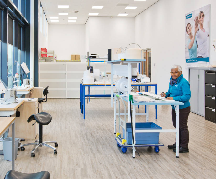Coupeuse aan het werk op de afdeling stomasteunbandage