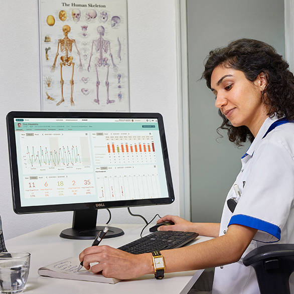 Arts bekijkt het verloop van de therapie van haar patiënt via zorgprogramma DiaCare van Mediq