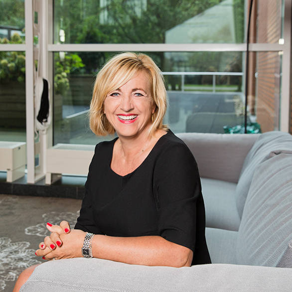 carola op de bank op kantoor