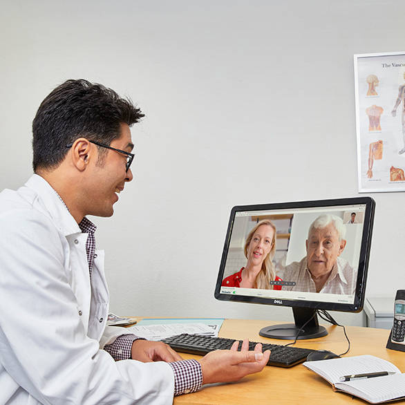 Behandelend arts belt met zijn patienten via Mediq beeldbellen