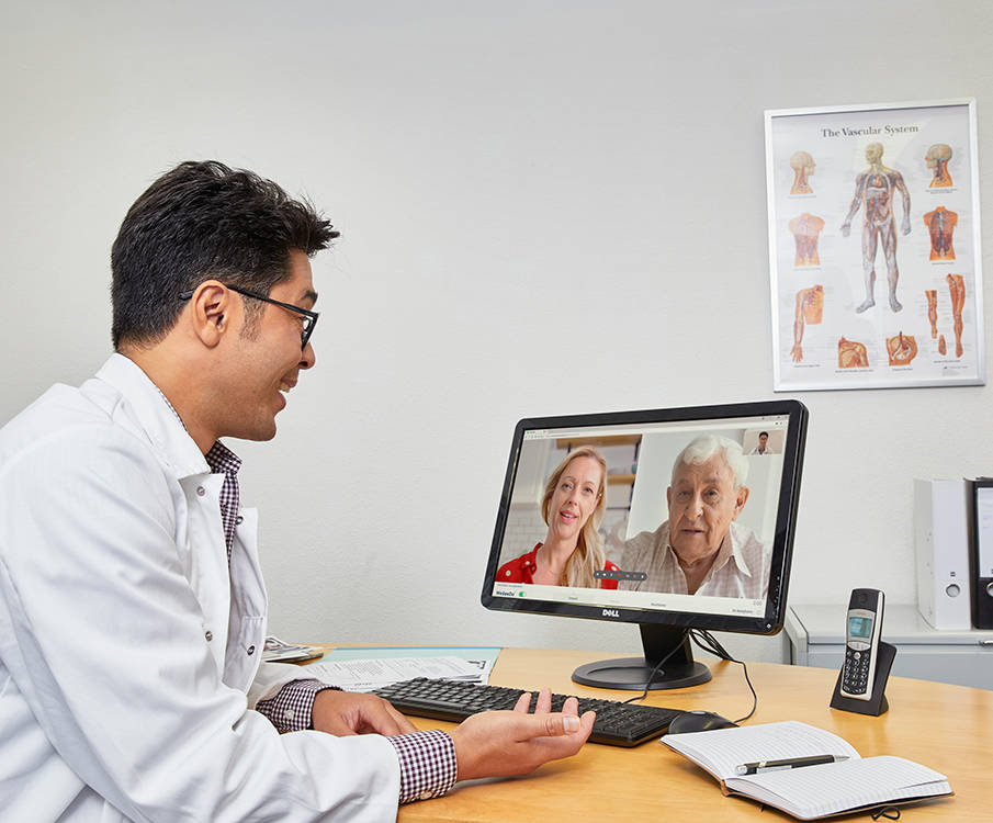 Zorgprofessional maakt gebruik van Mediq beeldbellen voor het contact met zijn patiënten 