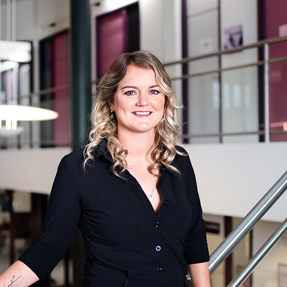 Monique doktersassistente maakt tijd voor haar patient door het Mediq Huisartsportaal