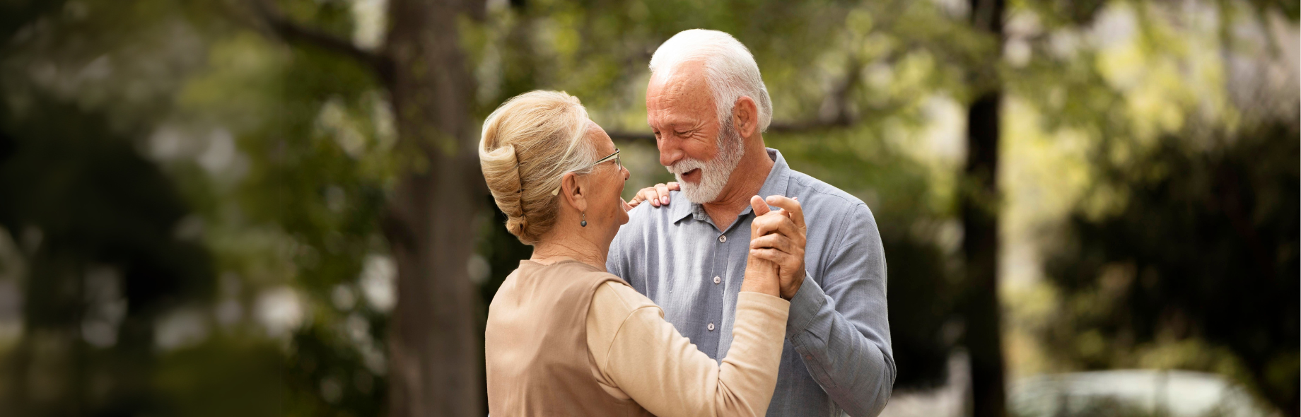 dansend echtpaar buiten
