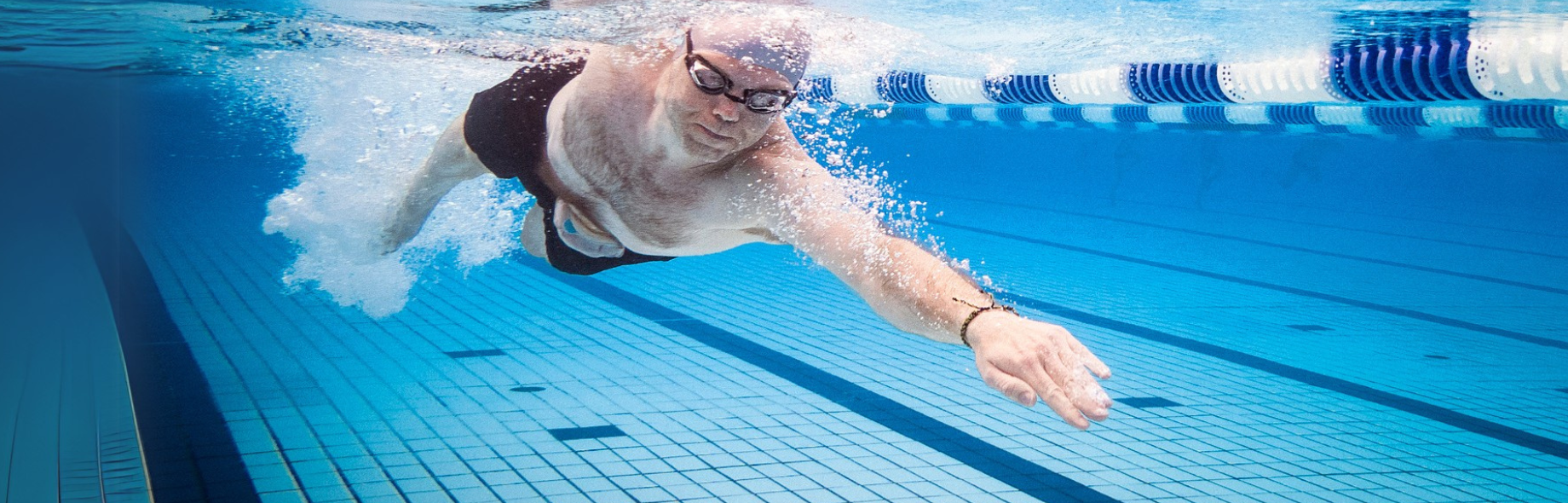man zwemt met stoma