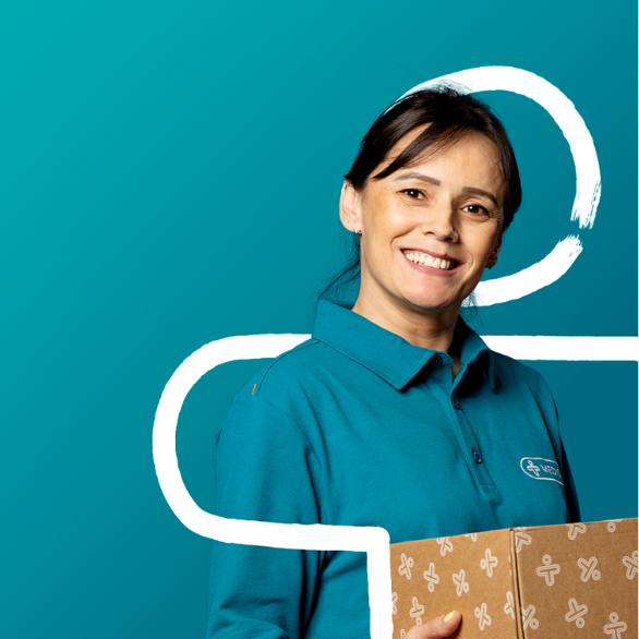 lachende vrouw met pakket