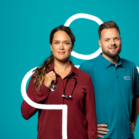 huisarts op voorgrond met support team lid achtergrond