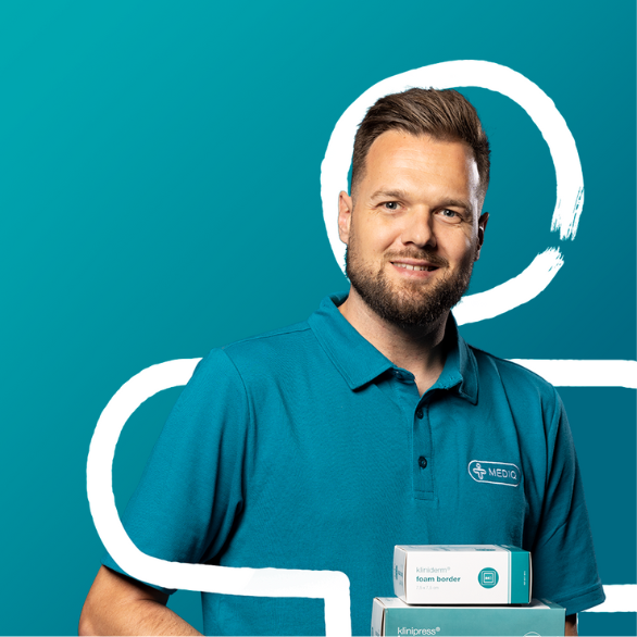 man met medische hulpmiddelen in dozen