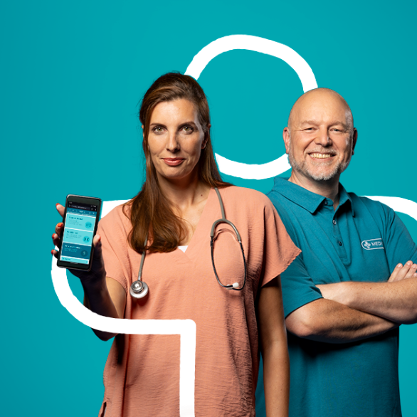 huisarts toont app, achter haar staat een lid van mediq support team