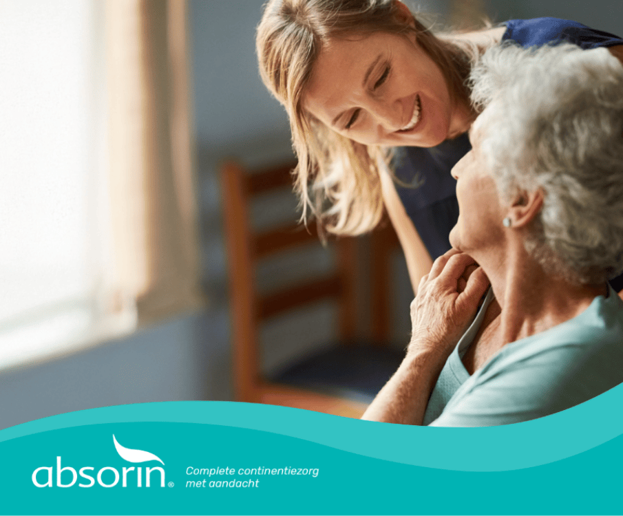 zorgprofessional met bewoner lachen naar elkaar