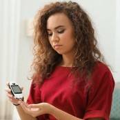 vrouw doet glucosecheck diabetes 