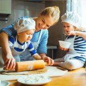 Vrouw en kinderen zijn aan het bakken