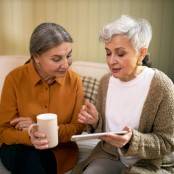 Twee dames bespreken verschillen met een kop koffie