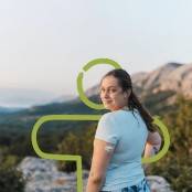 jonge vrouw tussen de bergen - embrace