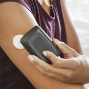 Vrouw leest data van flash glucose monitoring reader