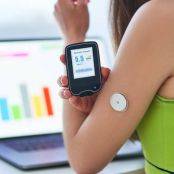 Vrouw gebruikt een glucosesensor