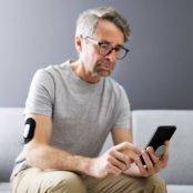 Man controleert de gegevens in de diabetes app