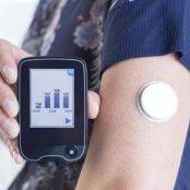 Patiënt controleert de glucose via een sensor