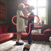 verpleegkundige helpt oudere vrouw huiskamer - embrace