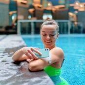 Vrouw controleert in het zwembad haar glucosewaarde