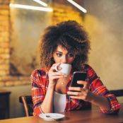 Vrouw gebruikt een diabetes app