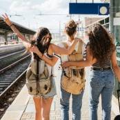 Drie vrouwen gaan op vakantie met de trein