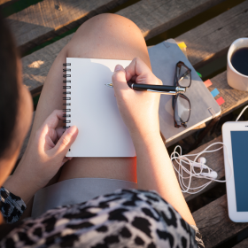 Vrouw noteert informatie in dagboek