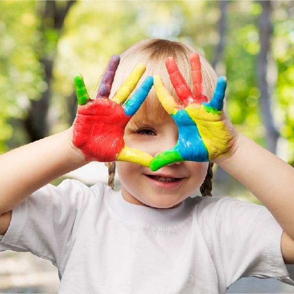 Kind buiten met gekleurde handen