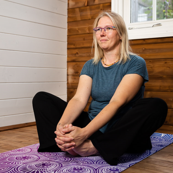 Susanna Prinz doet yoga