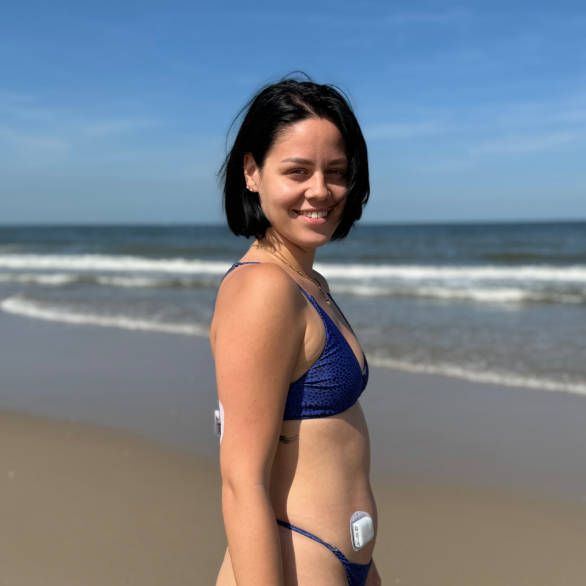 Lucy Kortbeek op het strand, zij heeft sinds 2020 diabetes type 1.