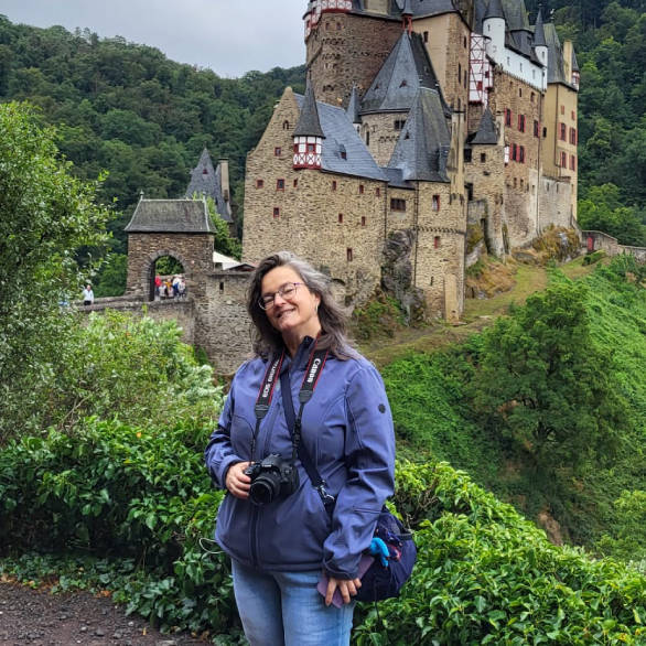 Mariska van Walstijn heeft diabetes type 1. Op deze foto is ze op vakantie en staat ze voor een kasteel.