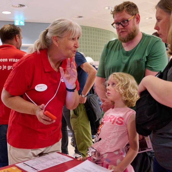 vader en kind krijgen uitleg professional diabeteszorg