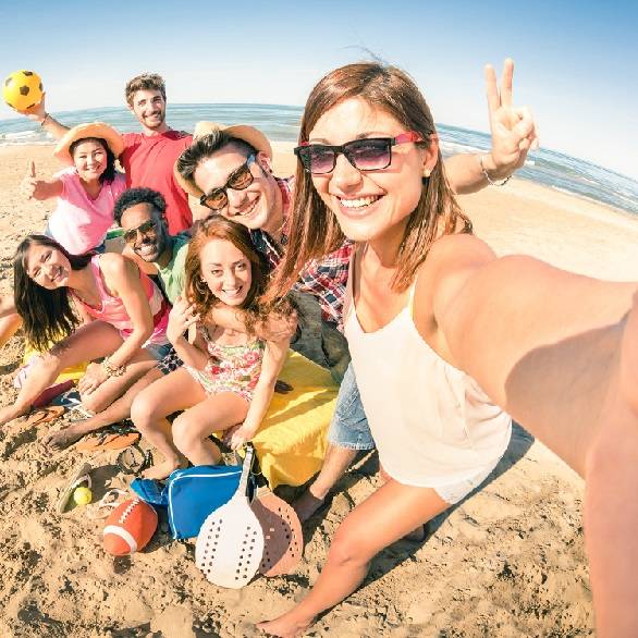 Vriendengroep maakt selfie op het strand