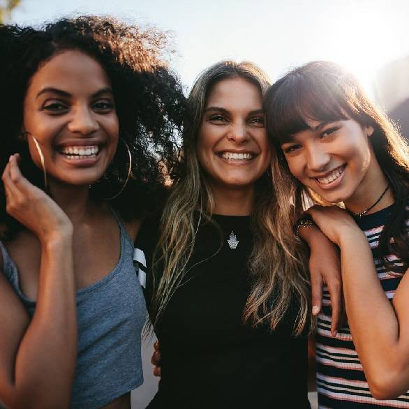 Drie vriendinnen buiten met elkaar