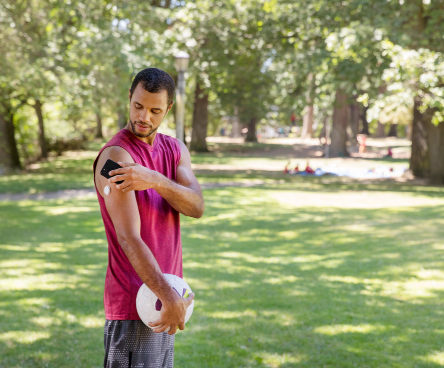 Voetballer scant FreeStyle Libre glucosesensor tijdens een spel